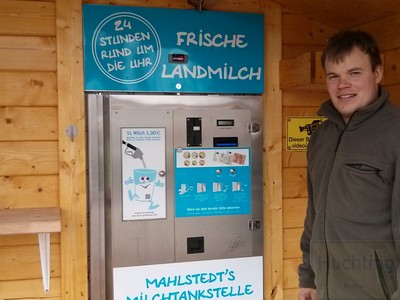André Mahlstedt präsentiert die Milchtankstelle in Stuhr/Varrel