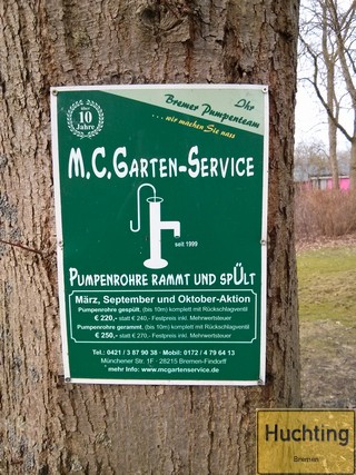 M.C. Garten-Service rammt und spült Pumpenrohre.